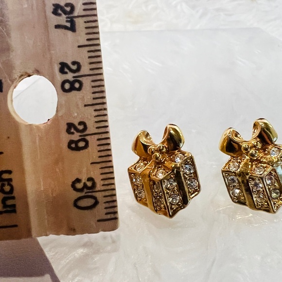 Super pretty goldtone bling 3-D, setting holiday present pierced earrings - Picture 5 of 7